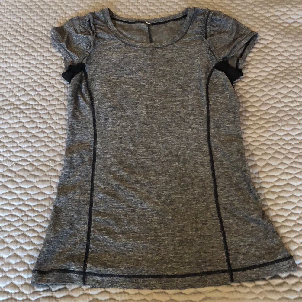 Workout top w/ ruffle detail & contrast stitching